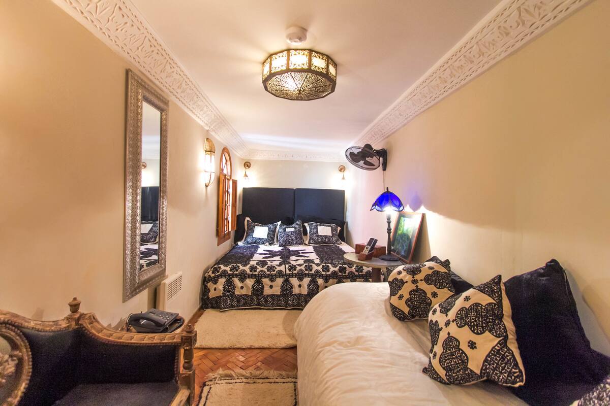 Deluxe Triple Room, Non Smoking | 1 bedroom, premium bedding, in-room safe, soundproofing