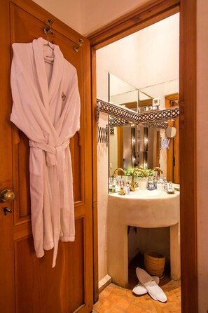 Deluxe Room | Bathroom | Shower, free toiletries, hair dryer, bathrobes - Ryad Thamayna (Salé)