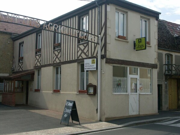 Exterior - Hôtel Restaurant Les Agriculteurs (Saint-Pierre-en-Auge)