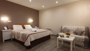 Luxe beddengoed, een bureau, een strijkplank/strijkijzer