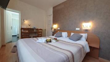 Ropa de cama de alta calidad y escritorio