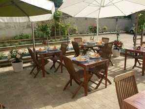 Lunch and dinner served  - Hôtel Restaurant Les Agriculteurs (Saint-Pierre-en-Auge)