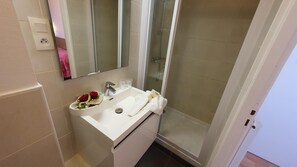 Free toiletries, hair dryer, towels - Hôtel Restaurant Les Agriculteurs (Saint-Pierre-en-Auge)