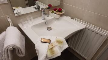 Amenidades de baño gratuitas, secadora de cabello, toallas