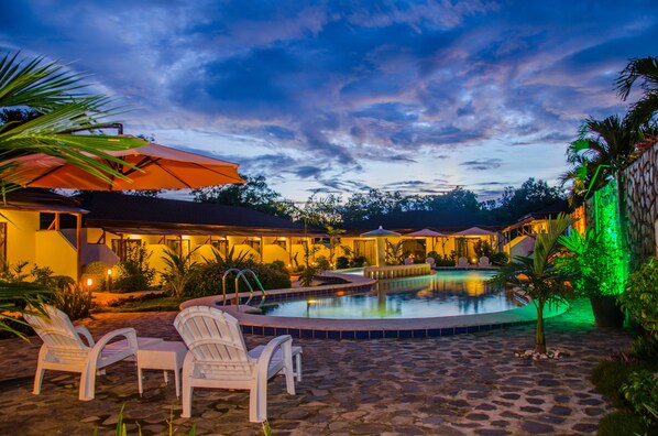 2 piscinas externas, guarda-sóis, espreguiçadeiras