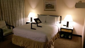 Superior kamer, 1 queensize bed | Luxe beddengoed, een minibar, een kluis op de kamer, een bureau