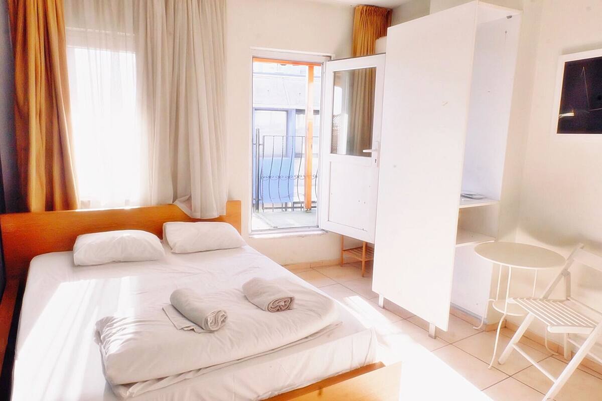 Habitación doble estándar, 1 cama matrimonial | Escritorio