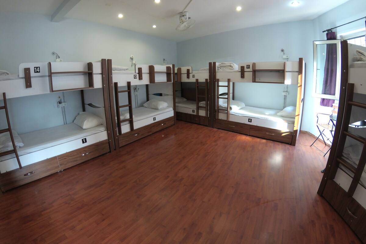 Standard 14-bed Mixed Dorm, Shared Bathroom | Escritorio