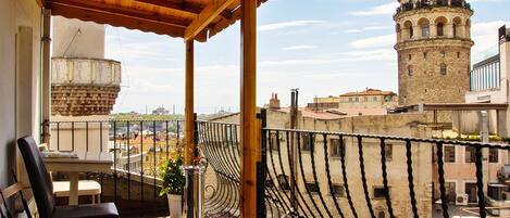 Panoramic 6-bed Mixed Dorm with Terrace,Shared Bathroom | Blick vom Balkon