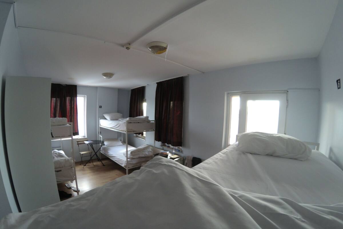 Panoramic 6-bed Mixed Dorm with Terrace,Shared Bathroom | Escritorio