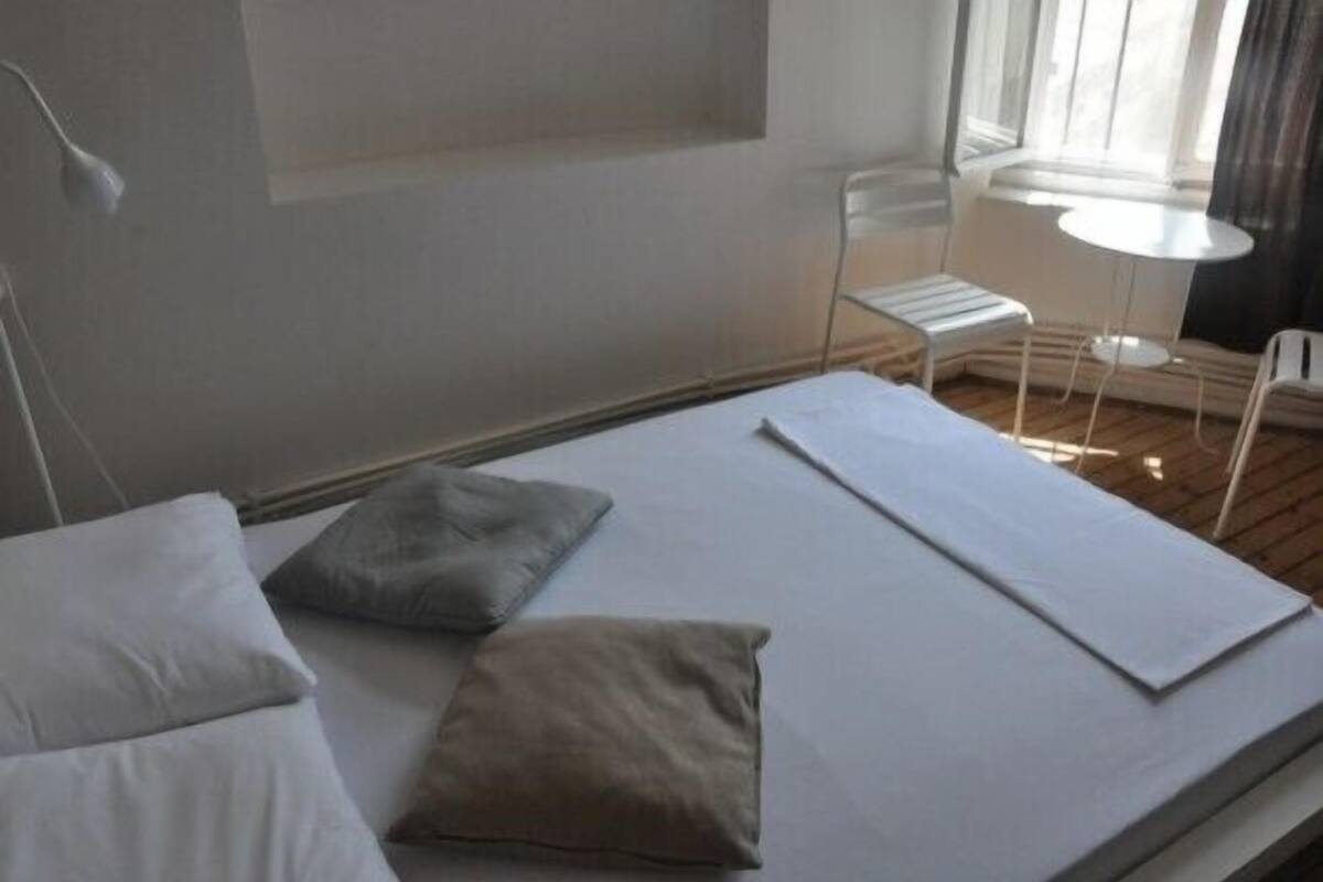 Habitación estándar, 1 cama matrimonial, baño privado, vista a la ciudad | Escritorio