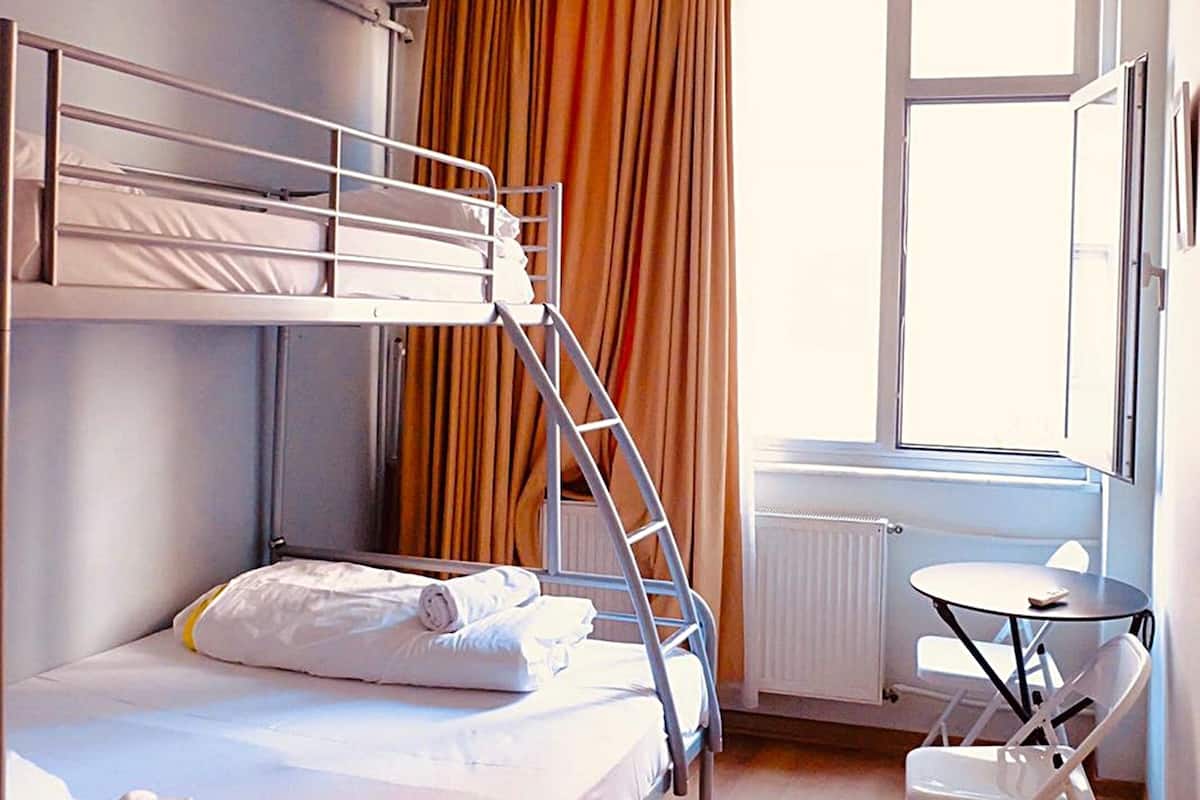 Habitación triple estándar | Escritorio