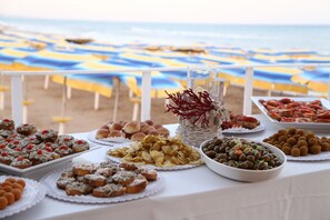 2 bars-salons, bar attenant Ă la piscine, bar sur la plage