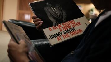Una persona sosteniendo un libro titulado "A New Sound, A New Star: Jimmy Smith at the Organ".