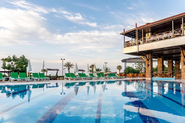 من حمّامات السباحة المغطاة، 3 من حمّامات السباحة الخارجية