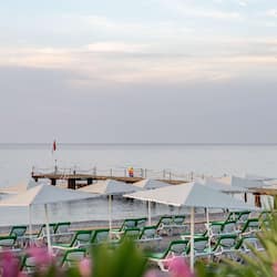 Plage privée, chaises longues, parasols, serviettes de plage