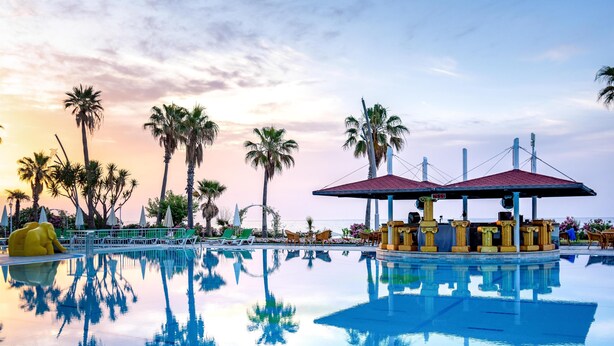A pool with clear reflections of palm trees and a gazebo. - Armas Labada (Kemer)