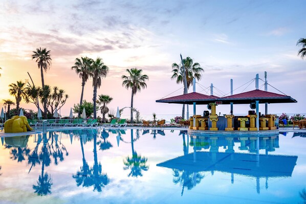 Una piscina techada, 3 piscinas al aire libre, sombrillas