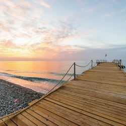 Plage privée, chaises longues, parasols, serviettes de plage