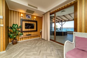 Minibar con artículos gratuitos y caja de seguridad en la habitación