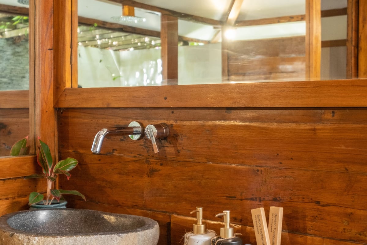 shower, free toiletries, hair dryer, bidet