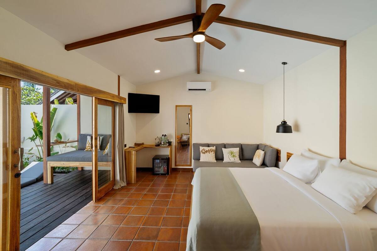 Villa | 1 bedroom, in-room safe, desk, soundproofing