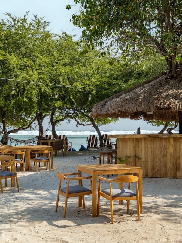 Breakfast, lunch, dinner served; international cuisine