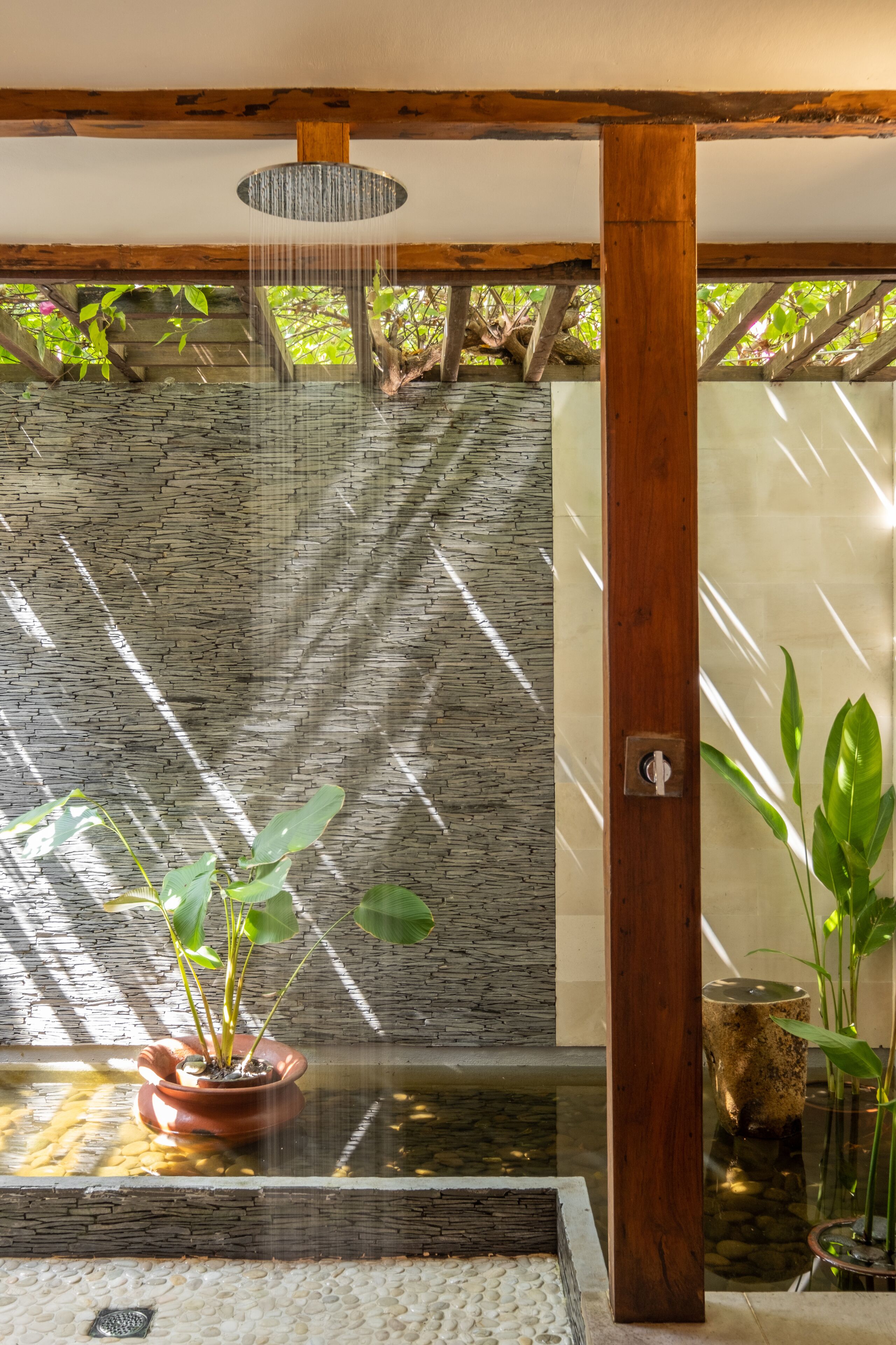 shower, free toiletries, hair dryer, bidet