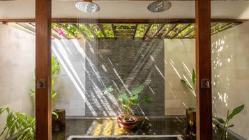 Shower, free toiletries, hair dryer, bidet