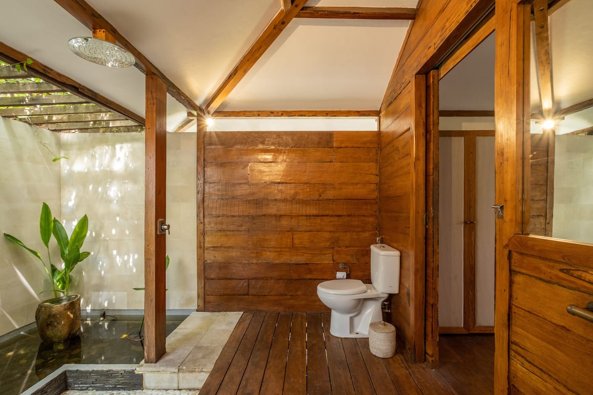 shower, free toiletries, hair dryer, bidet