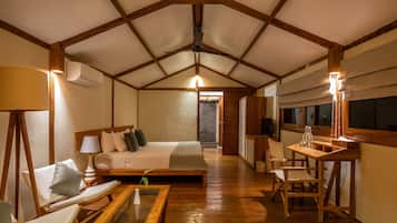 1 kamar tidur, brankas, meja kerja, dan kedap suara
