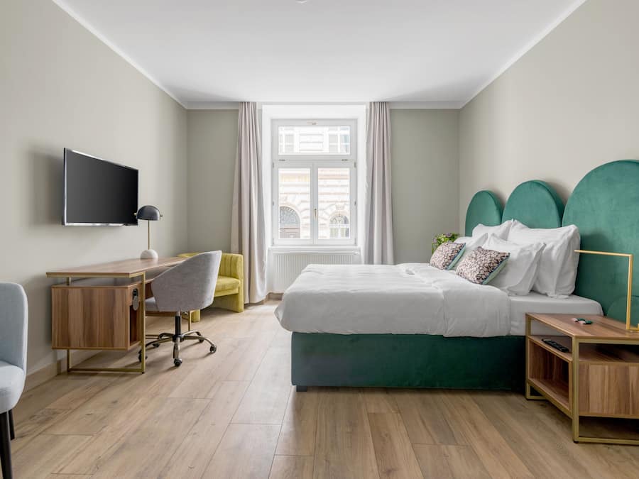 Roupas de cama premium, frigobar, cofres nos quartos