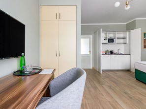Extra Large Studio, Kitchenette, Bathtub | Living area | 43-inch flat-screen TV with cable channels, TV, streaming services