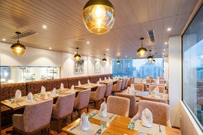 Rooftop bar, ocean views, open daily - Pearl Grand By Rathna (Colombo)