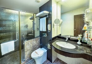 Room (Suite) | Bathroom | Shower, free toiletries, hair dryer, towels - Pearl Grand By Rathna (Colombo)