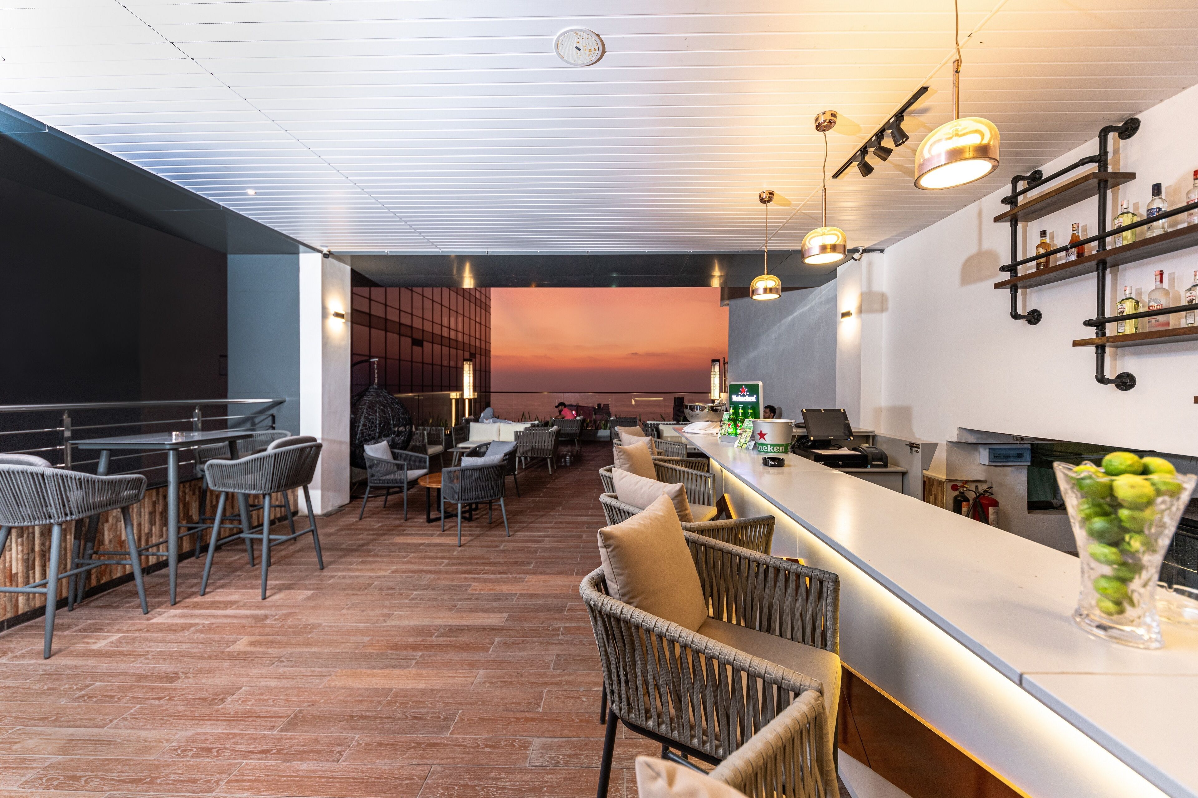 Bar en la azotea, con vista al mar, abre todos los días