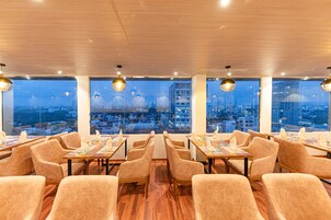 Bar en la azotea con vistas al mar (abre todos los días)