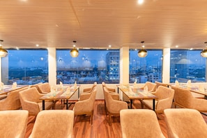 Bar auf der Dachterrasse, Blick auf das Meer, täglich geöffnet