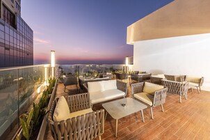 Bar en la azotea, con vista al mar, abre todos los días