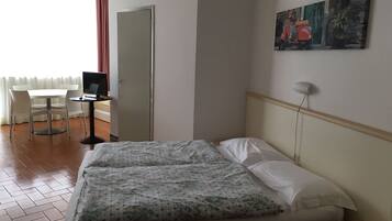 Cots/infant beds, free WiFi