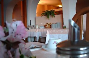 Daily continental breakfast (EUR 8.00 per person) - Residence Appartamenti Wieland (Torri del Benaco)