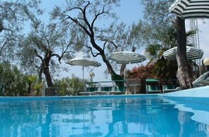 Seasonal outdoor pool, pool umbrellas, pool loungers - Residence Appartamenti Wieland (Torri del Benaco)
