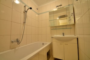 Studio (50€ cleaning fee included) | Badrum | Djupt badkar och handdukar