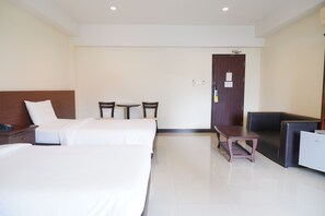 Habitación Deluxe con 2 camas individuales | Escritorio, wifi gratis y ropa de cama