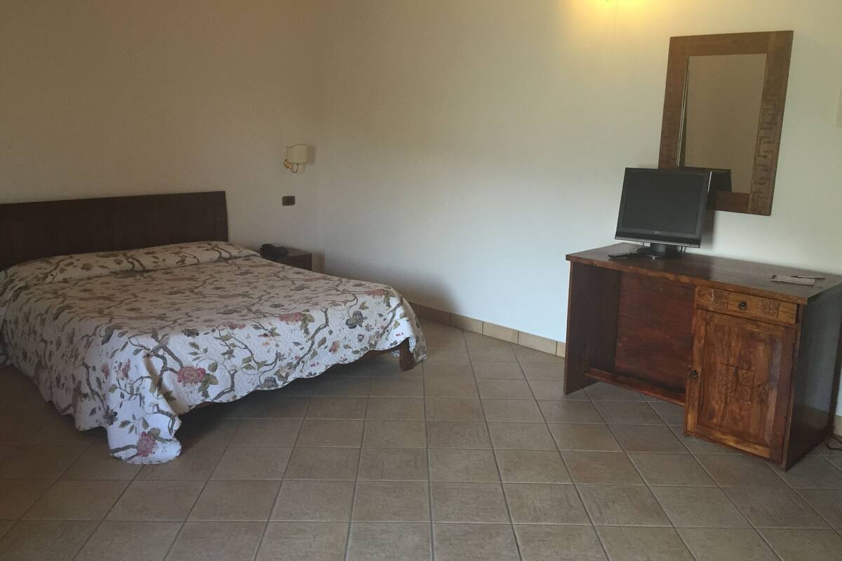 Habitación doble | Ropa de cama de alta calidad, minibar, escritorio y cunas gratuitas