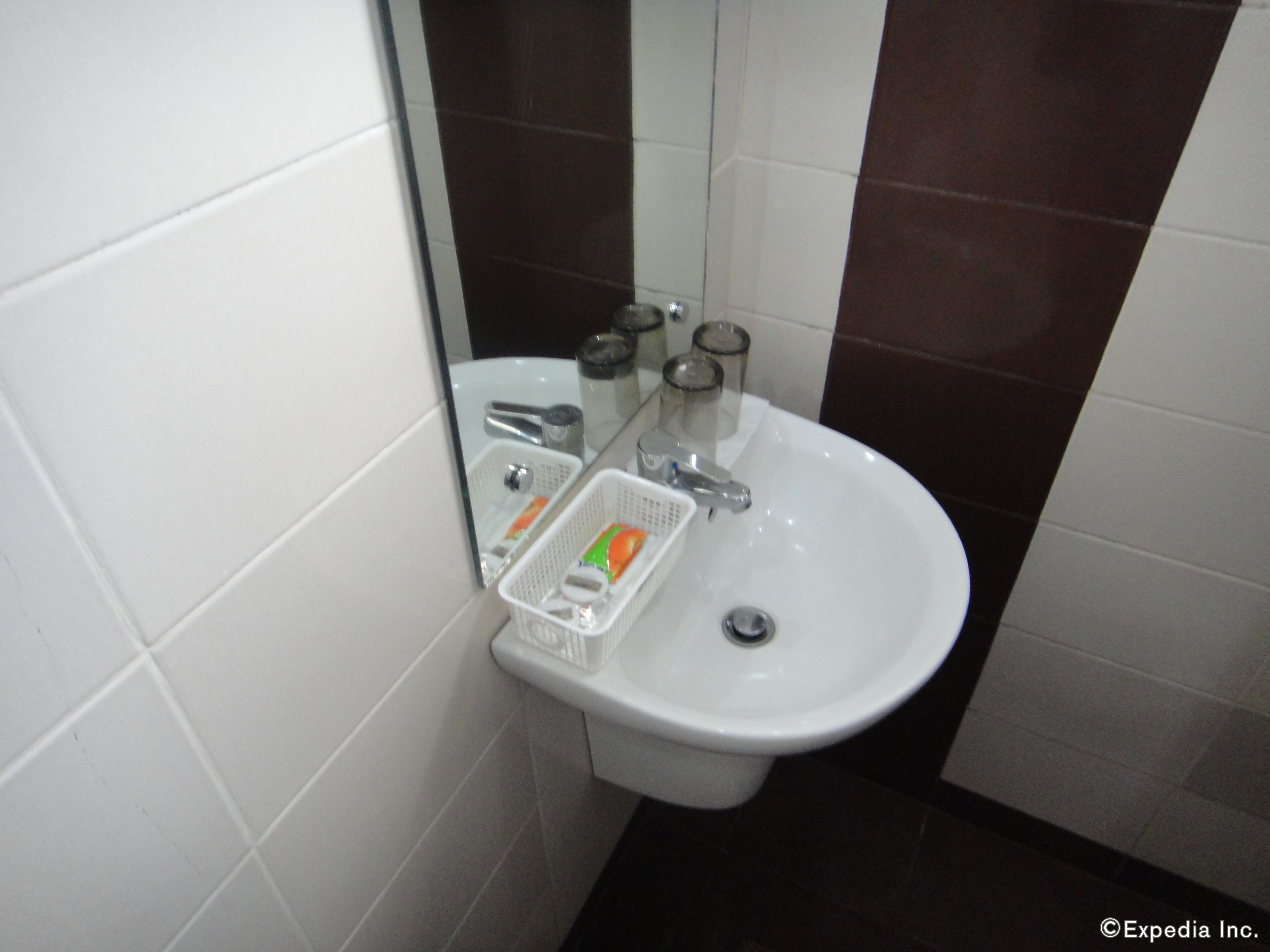 deluxe room | bathroom sink