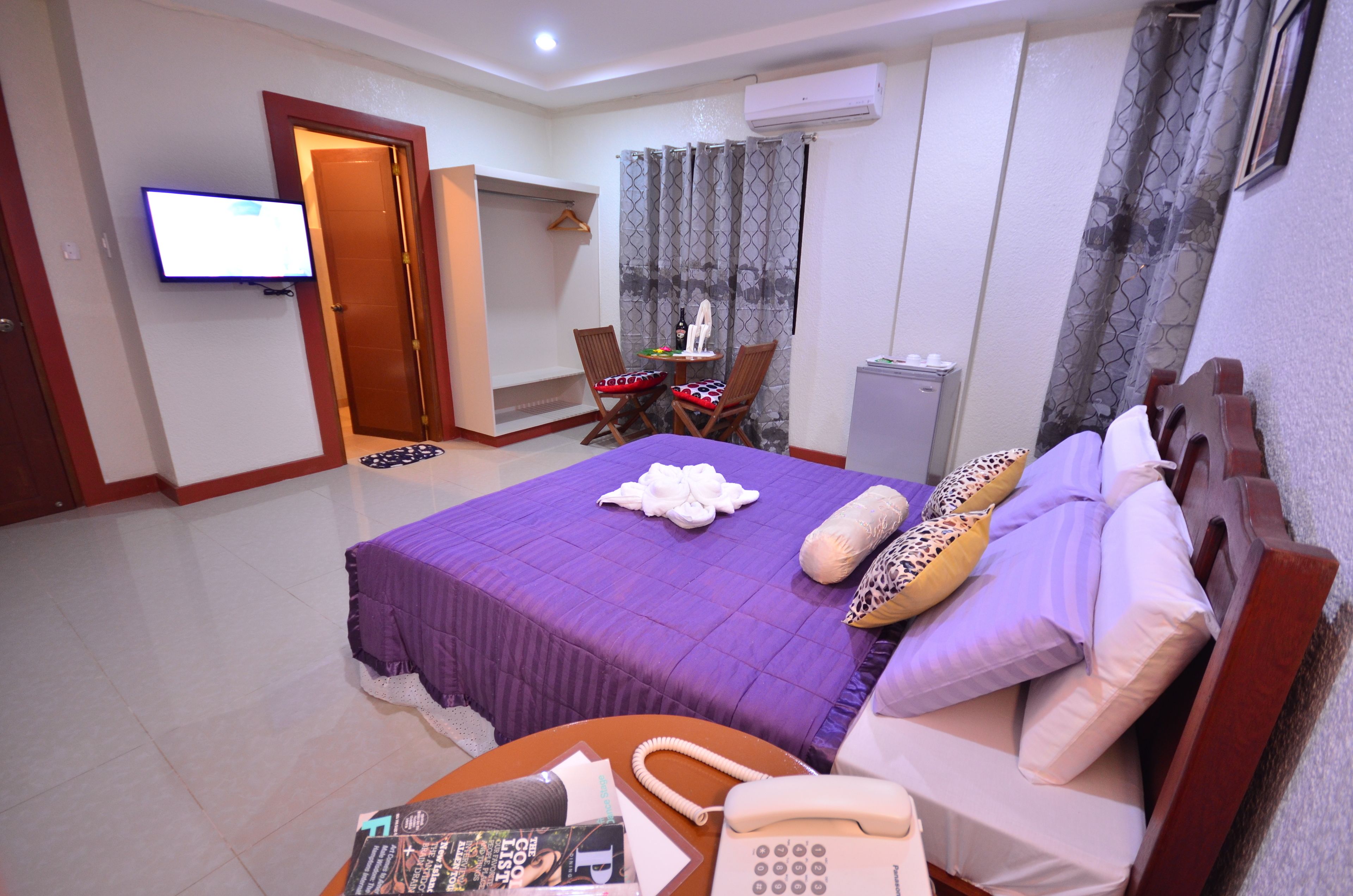 deluxe room | minibar, in-room safe, cots/infant beds, rollaway beds