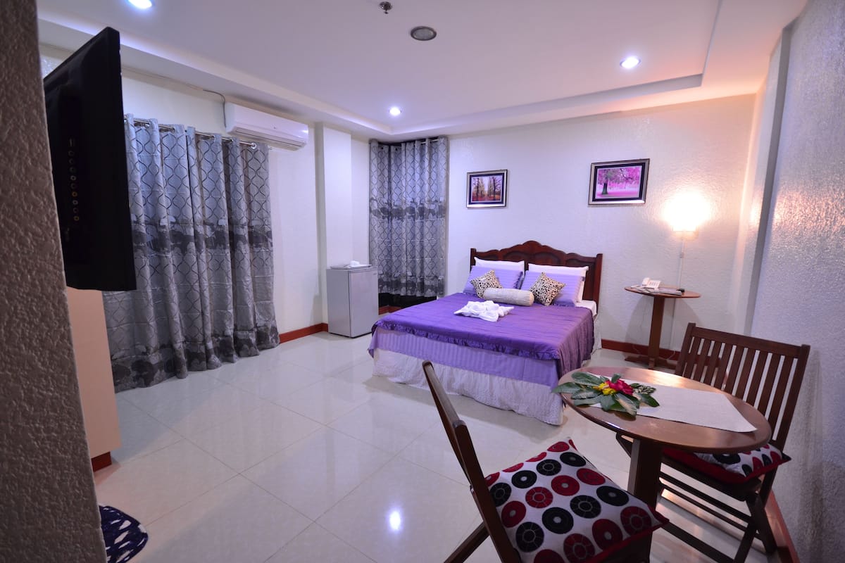 deluxe room | minibar, in-room safe, cots/infant beds, rollaway beds