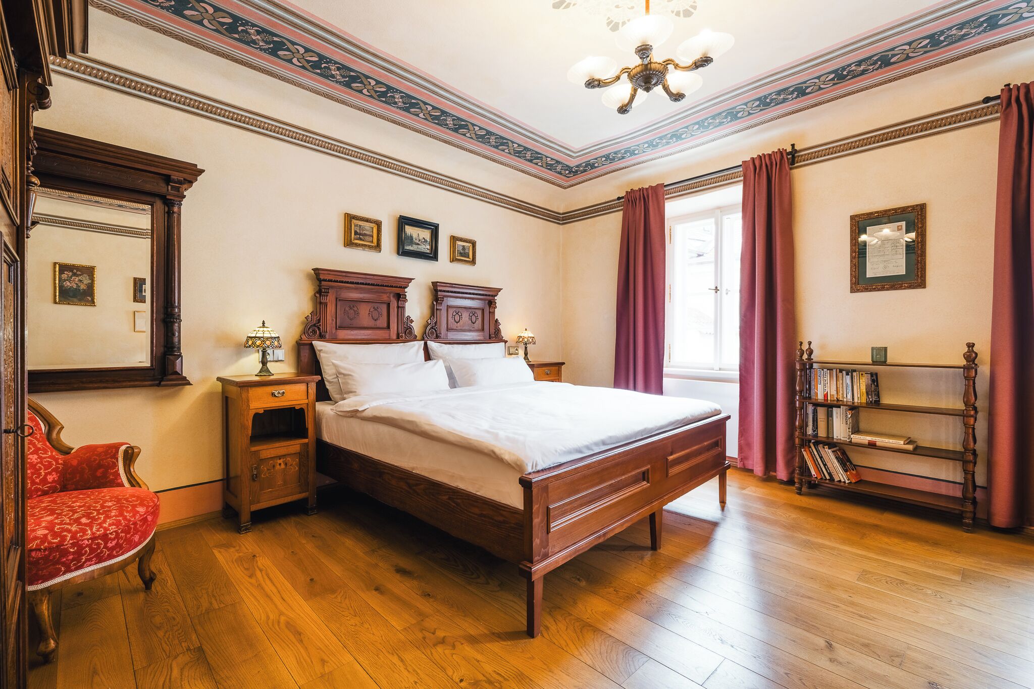 deluxe double room | minibar, in-room safe, individually decorated, individually furnished