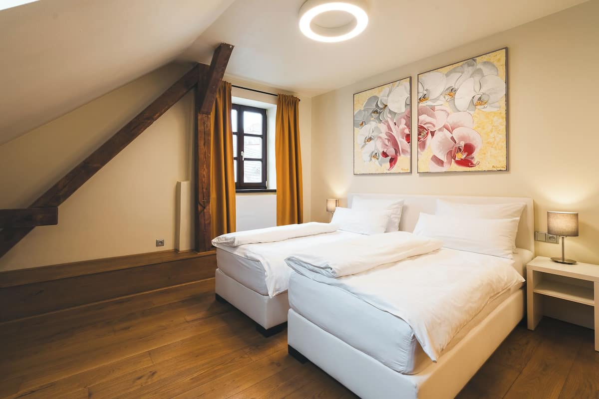 Deluxe Twin kamer | Een minibar, een kluis op de kamer, individueel gedecoreerd